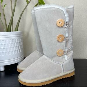 Like New Ugg Women’s Bailey Button Triplet Boot in Sand